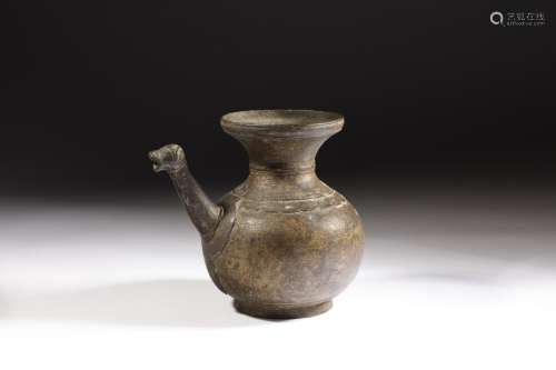 Arte Indiana A bronze water jug (lota)India, 18th century .