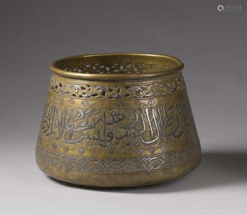 Arte Islamica A large brass Cairoware basin inlaid with silv...