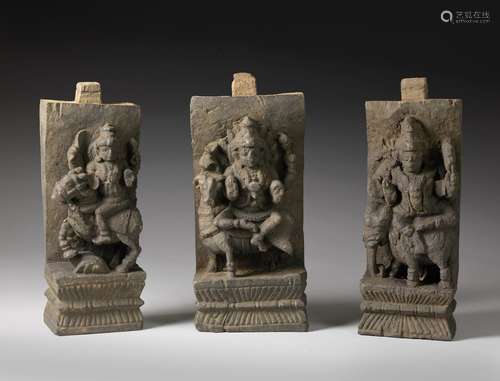 Arte Indiana A set of three wooden panels carved with Hindu ...