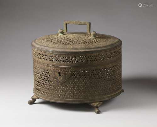 Arte Indiana A large bronze pan box and cover India, 19th ce...