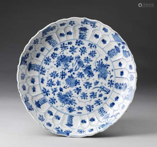 Arte Cinese A blue and white porcelain dish bearing a Kangxi...