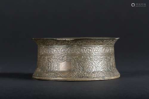 Arte Islamica A veneto Saracenic brass base or small contain...