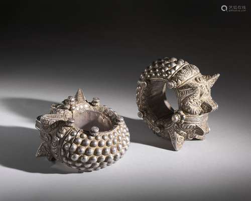 Arte Indiana A pair of silver anklet decorated with makaras ...