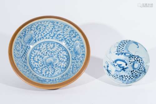 Arte Cinese Two blue and white porcelain bowls painted with ...