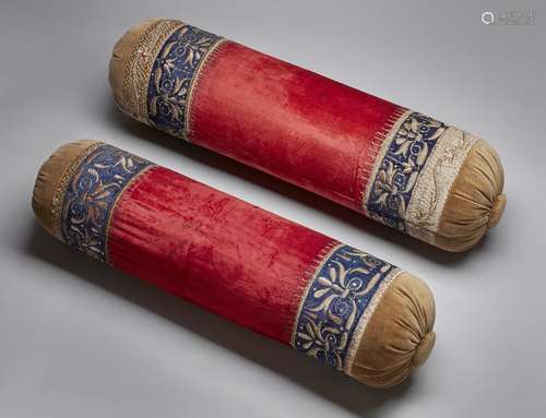 Arte Indiana A pair of pillows with Masnad velvet covers Raj...