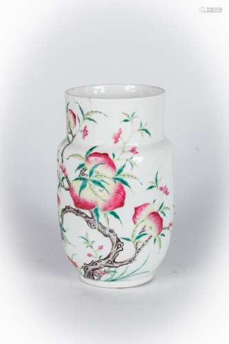 Arte Cinese A porcelain famille rose vase painted with peach...