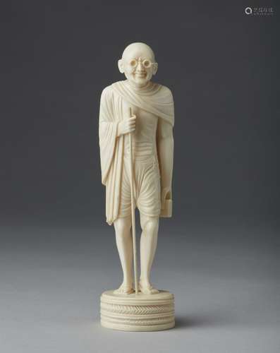 Arte Indiana An ivory standing figure of marching Mahatma Ga...