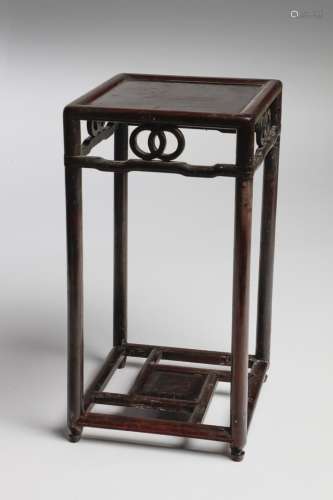 Arte Cinese A small hardwood pedestalChina, Qing dynasty, 19...