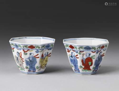 Arte Cinese A pair of wucai porcelain cups China, Qing dynas...