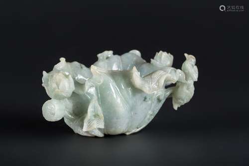 Arte Cinese A jadeite cup carved with fishes, flowers and fr...