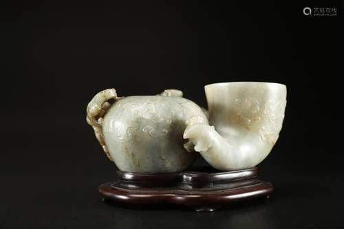 Arte Cinese A grey celadon jade brush holder in the shape of...