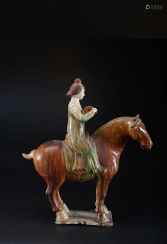 Arte Cinese A ceramic sancai glazed lady on horse in the Tan...