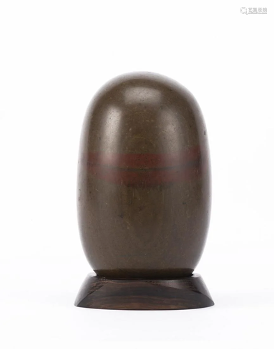 Pierre Shiva Lingam au sourire rouge