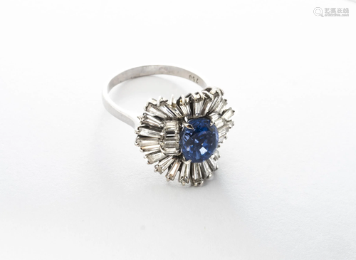 Bague, or gris, saphir de Ceylan et diamants