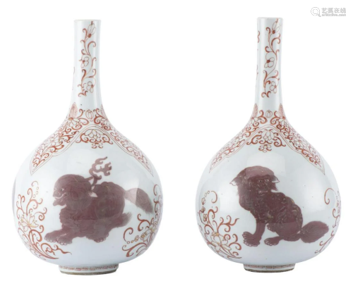 Paire de vases soliflores en porcelaine de Chine, é