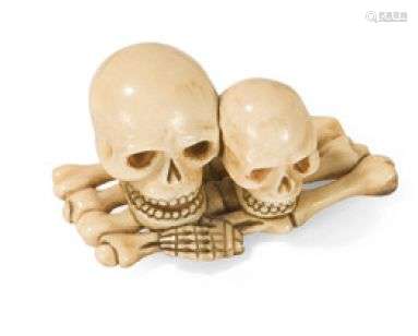 Netsuke en ivoire présentant deux crânes. SignéJapon, XIXème...