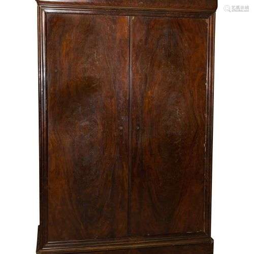 Armoire en acajou et placage d'acajou flammé ouvrant par deu...