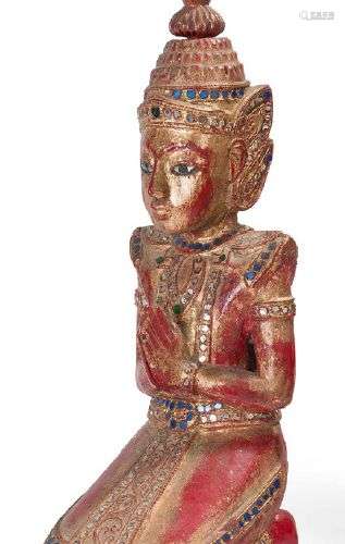 Statuette en bois et rehauts de verroteries, représentant un...