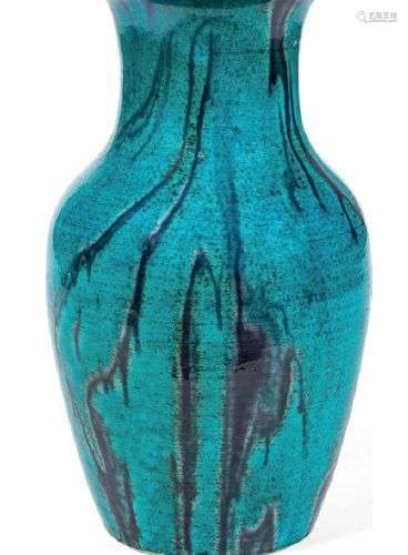 Vase de forme balustre en porcelaine et émail bleu turquoise...