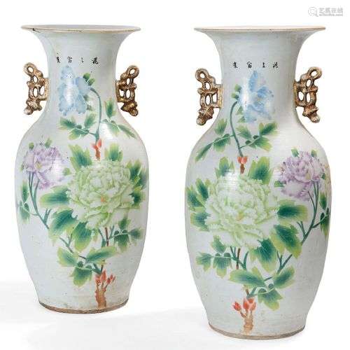 Paire de vases balustre en porcelaine, à décor de pivoines e...