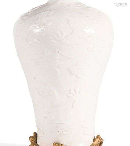 Vase en porcelaine blanche craquelée à décor de dragon dans ...