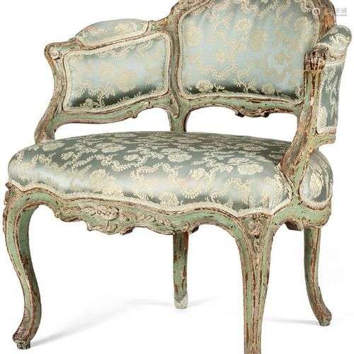 Fauteuil bas gondole en hêtre. Pieds galbés.Epoque Louis XV....