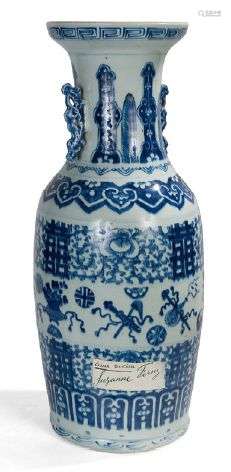 Vase balustre en porcelaine bleu blanc, à décor d'objets mob...