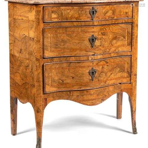 Commode ouvrant par trois tiroirs en placage de noyer. Pieds...