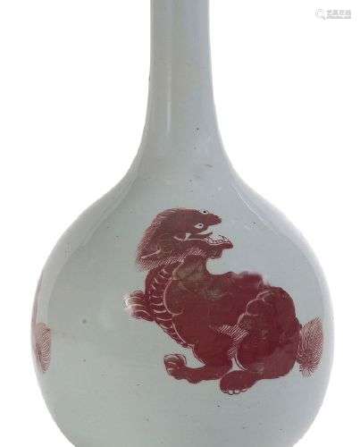 Vase à haut col en porcelaine à décor polychrome sur fond bl...