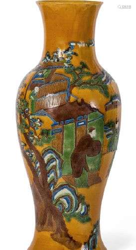 Vase en porcelaine polychrome sur fond jaune à décors de scè...