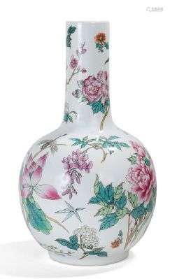 Vase bouteille en porcelaine, à décor d'insectes et lotus.Ch...