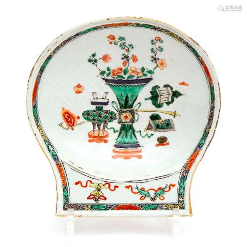 A famille verte shell-shaped dish