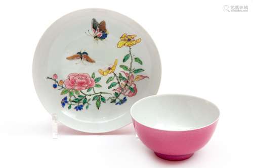 A large ruby-pink back famille rose dish and bowl