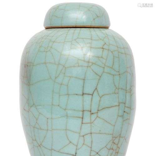 A celadon Ge-type crackle glaze lidded vase