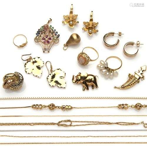 A collection of 18k gold jewellery