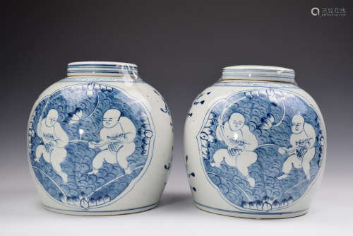 A Pair of Blue and White Drawing Children Porcelain Jar