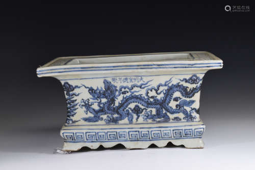 A Blue and White Dragon and Phoenix Porcelain Pot