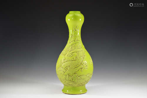 A Green Glazed Dragon Pattern Porcelain Galic Head Vase