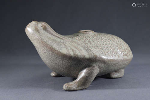 A Grey Glazed Toad Shape Procelain Pot