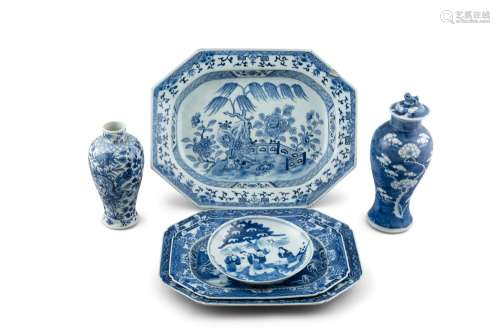 A GROUP OF SIX (6) BLUE AND WHITE PORCELAIN PIECES China, Qi...