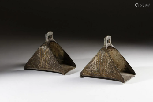 Arte Islamica A pair of brass inlaid steel stirrups