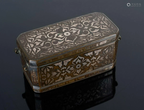 Arte Islamica A metal betel box with floral silver