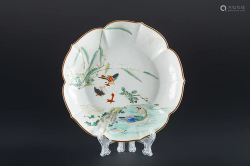 ARTE GIAPPONESE An enameled porcelain dish painted