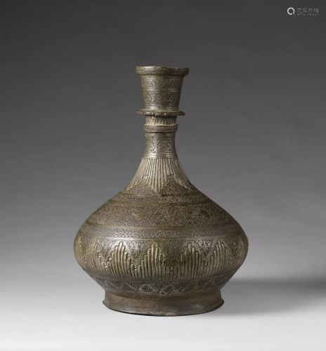 Arte Indiana A bronze surahi flask engraved with