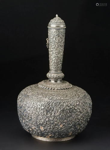 Arte Indiana A silver embossed bottle (surahi) India,