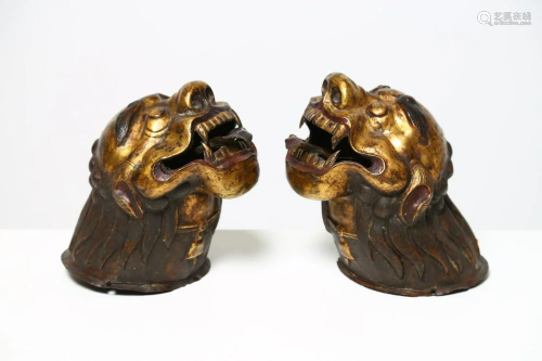 Arte Indiana A pair of embossed gilded bronze lion