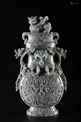 Arte Cinese A grey jadeite carved vase with archaic