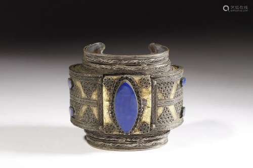 Arte Islamica A silver, brass and lapislazuli bangle