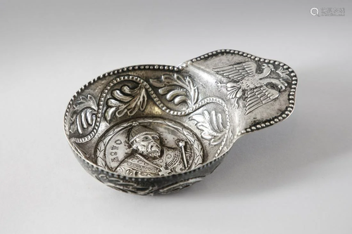 Arte Islamica A silver cup embossed with a bishop and