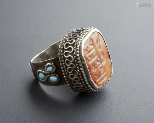 Arte Islamica A silver and carnelian ring incrusted